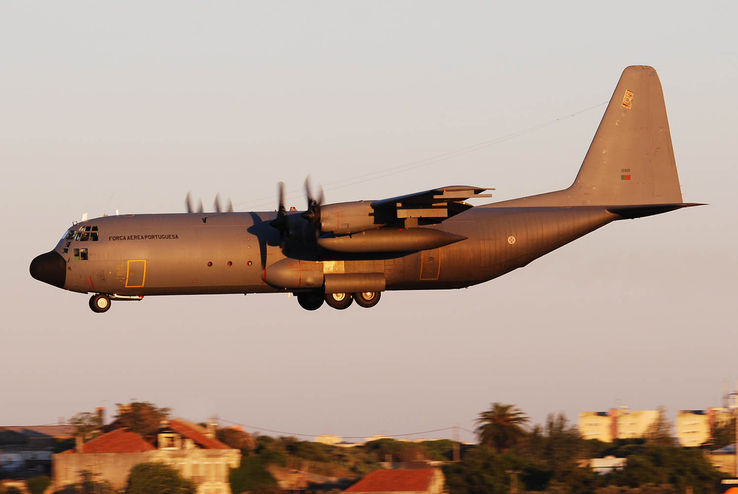 16801 (382-4749) 1977 Lockheed C-130H-30 Hercules
