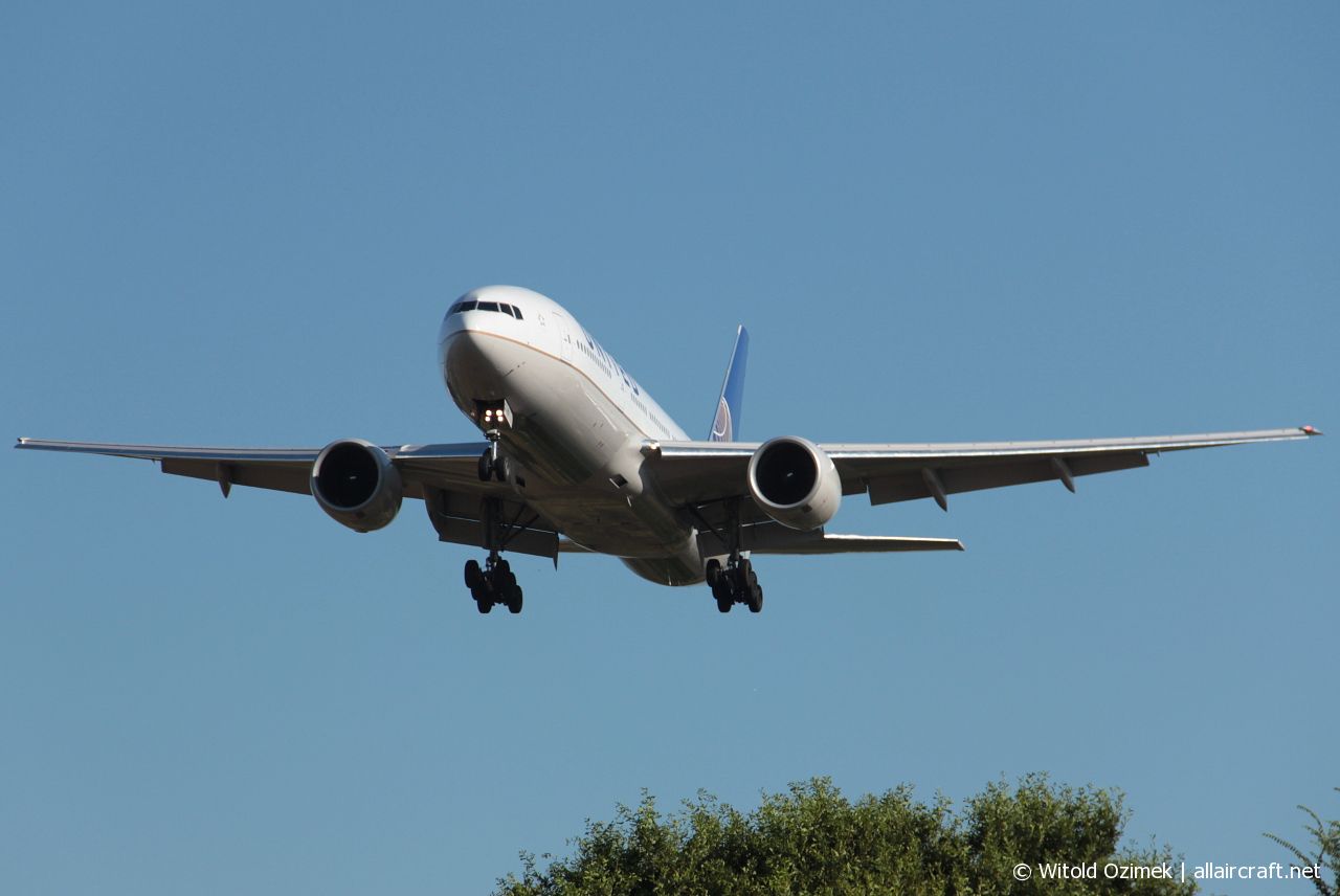N781UA (26945) 1996 Boeing 777-222