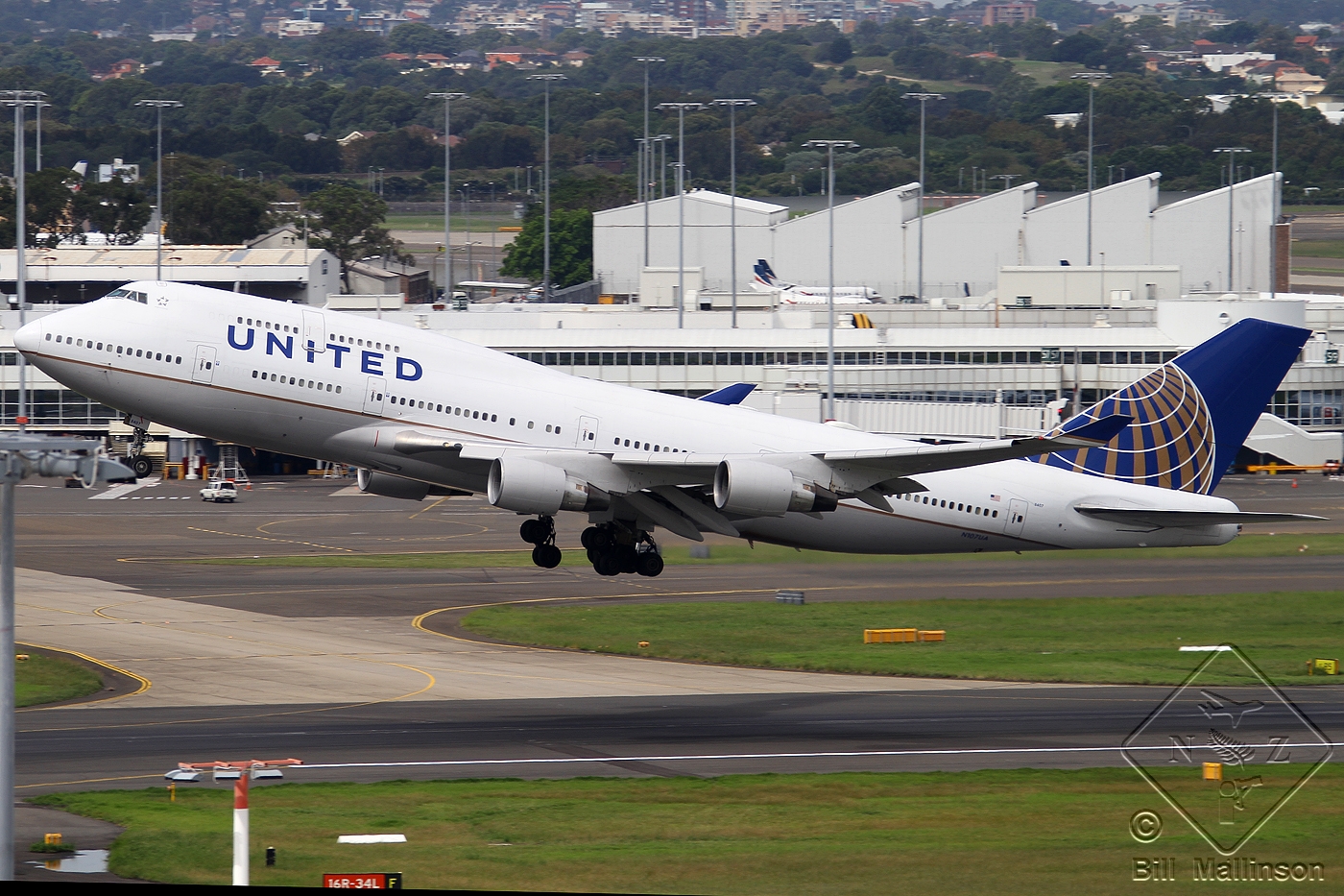 N107UA · Boeing 747-422 · (SYD / YSSY)