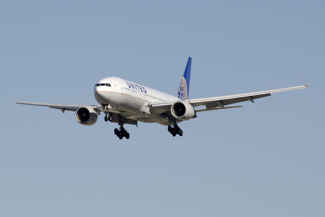N209UA (30215) 1999 Boeing 777-222(ER)