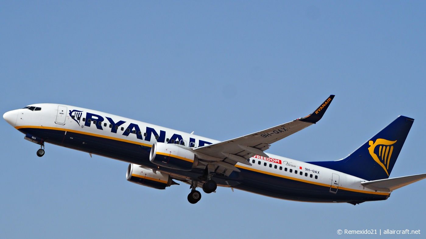 9H-QAX (44697) 2015 Boeing 737-8AS WL