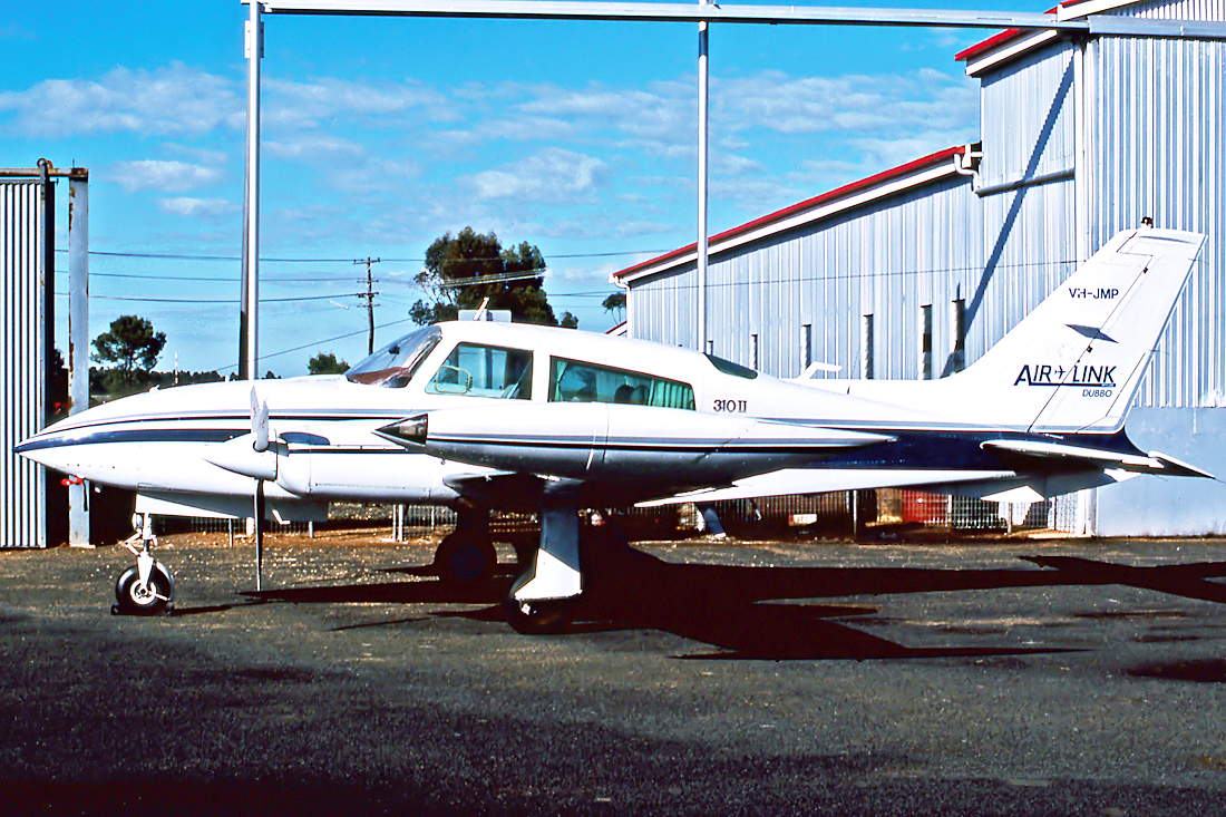 VH-JMP · Cessna 310R · (DBO / YSDU)