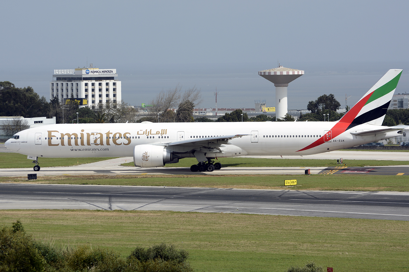 A6-EGK · Boeing 777-31H(ER) · (LIS / LPPT)