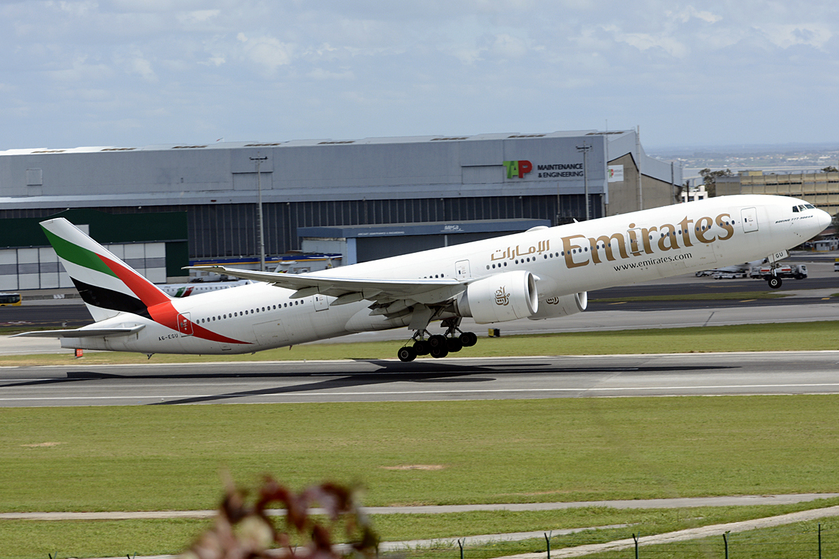 A6-EGU · Boeing 777-31H/ER · (LIS / LPPT)