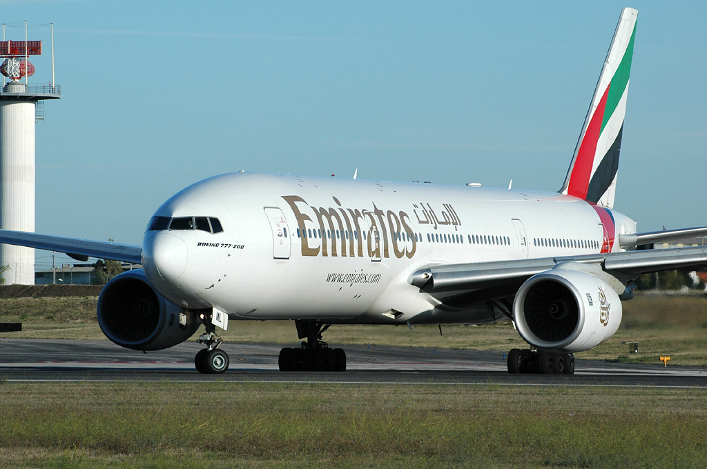 A6-EML · Boeing 777-21H/ER · (LIS / LPPT)