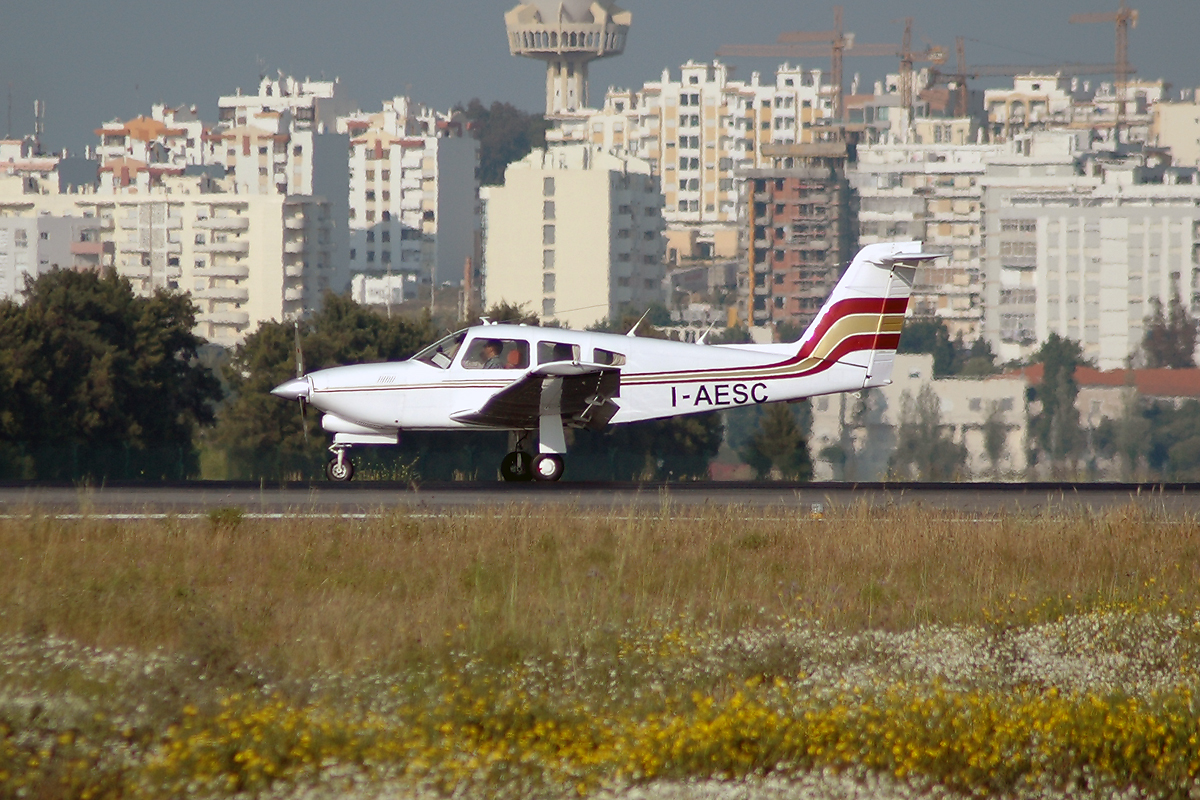 I-AESC · Piper PA-28RT-201T · (FAO / LPFR)