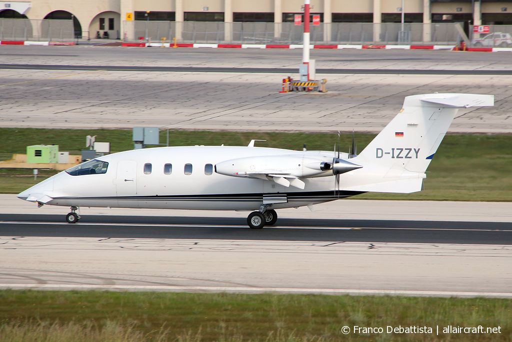 D-IZZY · Piaggio P-180 Avanti · (MLA / LMML)