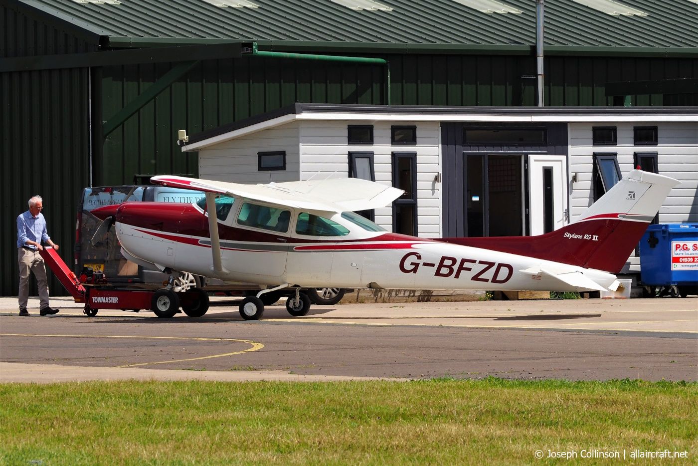 G-BFZD · Reims-Cessna FR182 Skylane RG · (EGCV)