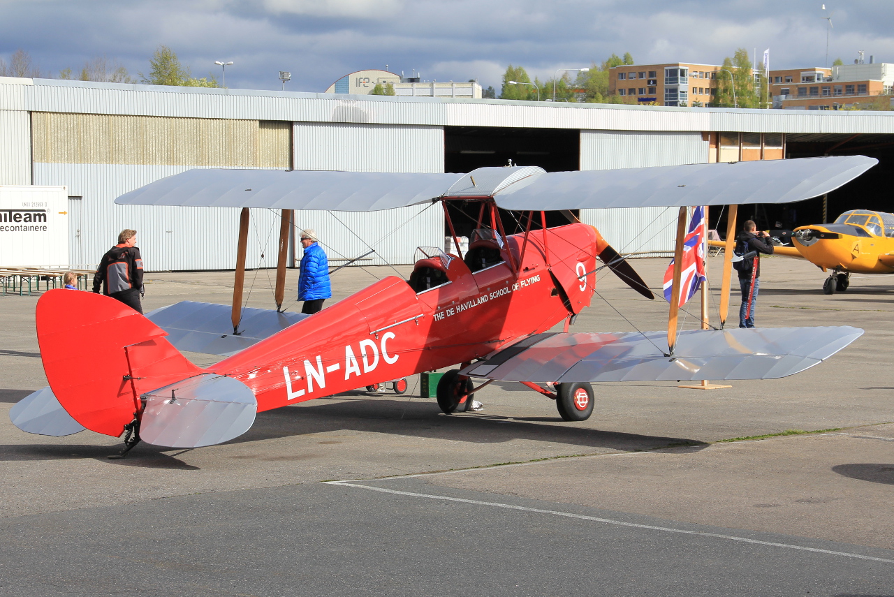LN-ADC (3318) DeHavilland DH-82A Tiger Moth II