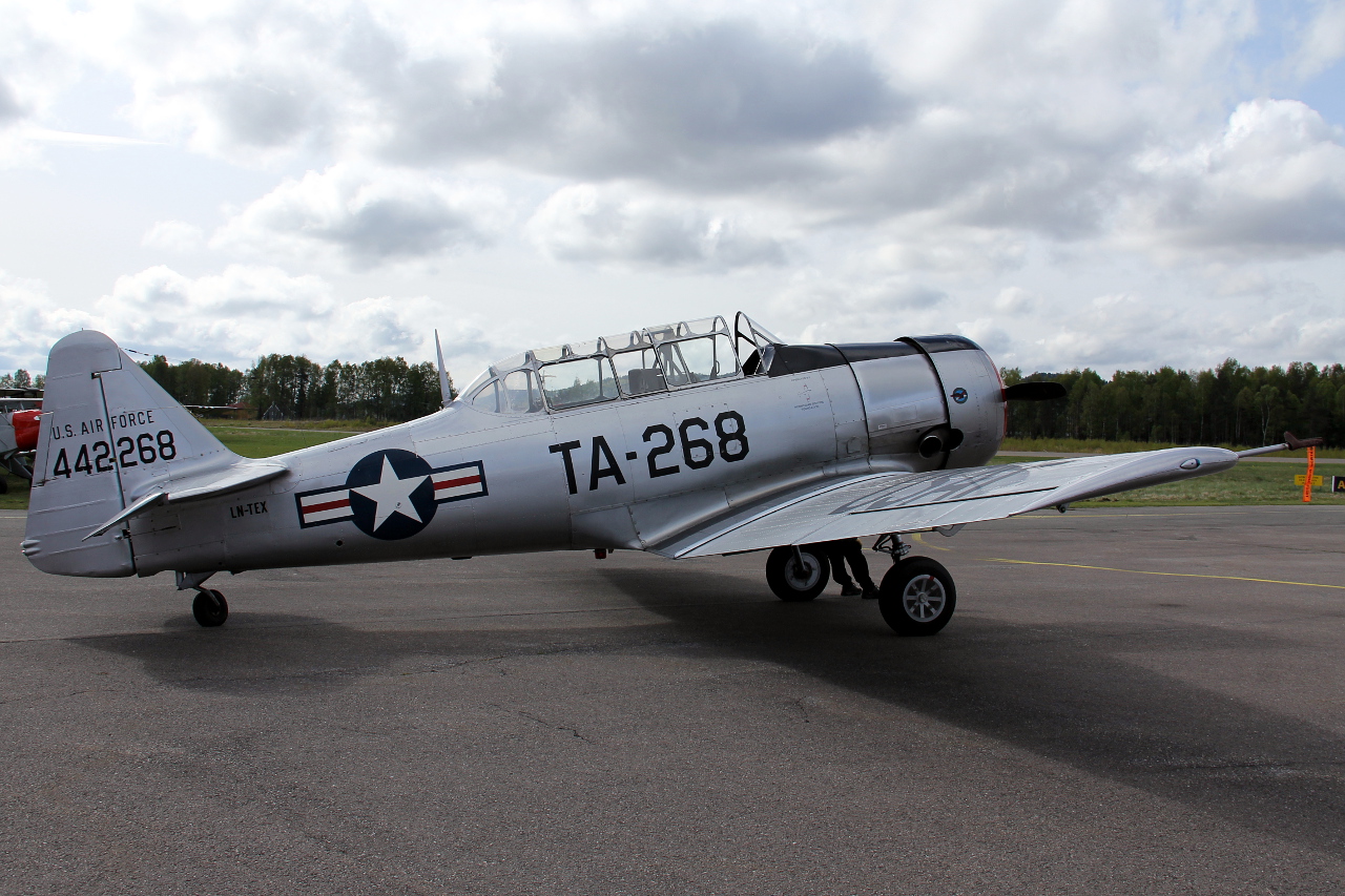 LN-TEX · North American T-6 Harvard · (ENKJ)