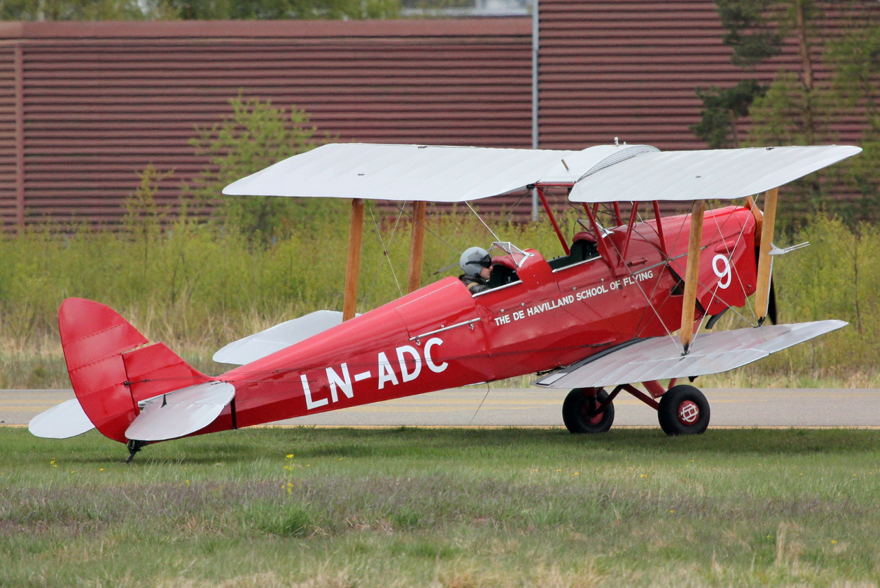 LN-ADC · De Havilland DH-82A Tiger Moth II · (ENKJ)