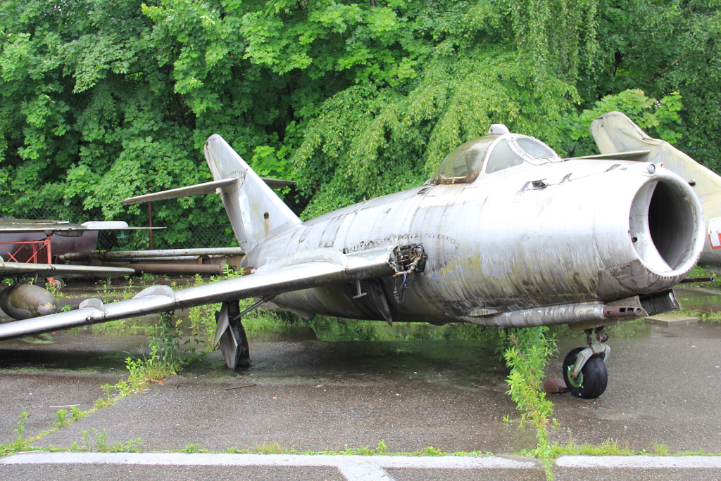 - · PZL-Mielec Lim-5R · ---