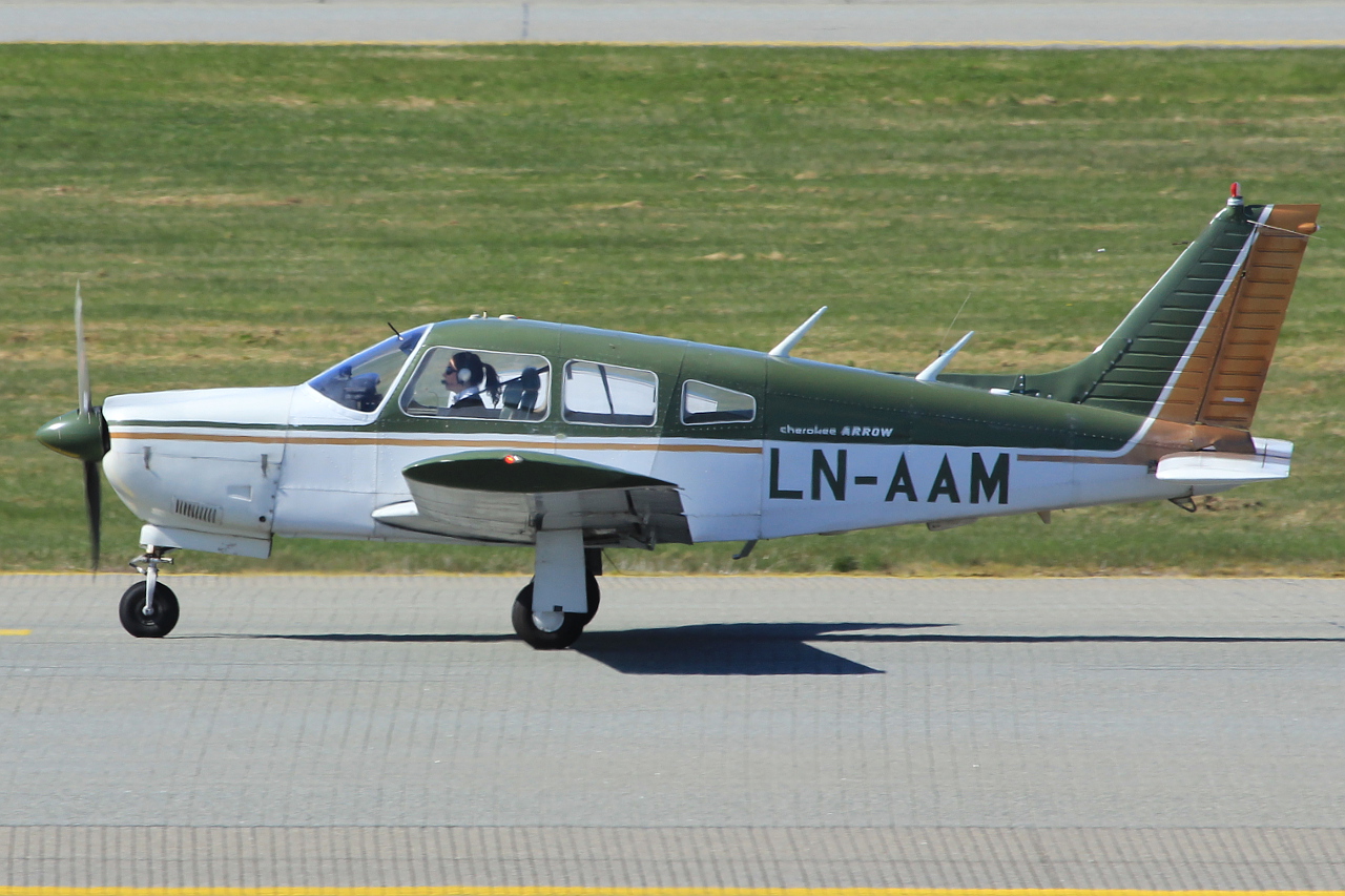 LN-AAM · Piper PA-28R-200 Cherokee Arrow II · (SVG / ENZV)