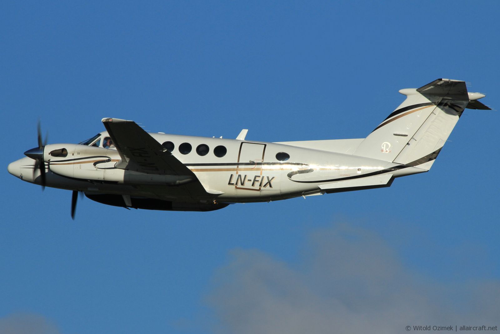 LN-FIX · Raytheon B200 King Air · (SVG / ENZV)