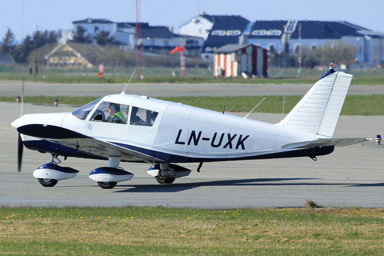 LN-UXK · Piper PA-28-140 Cherokee · (SVG / ENZV)