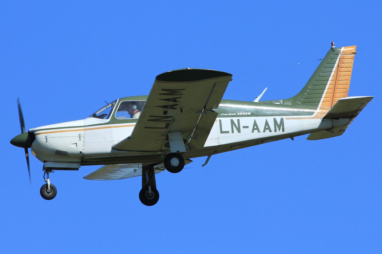 LN-AAM · Piper PA-28R-200 Cherokee Arrow II · (SVG / ENZV)