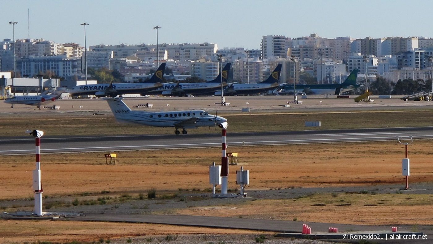 LN-AWD (FL-256) 1999 Beechcraft B300