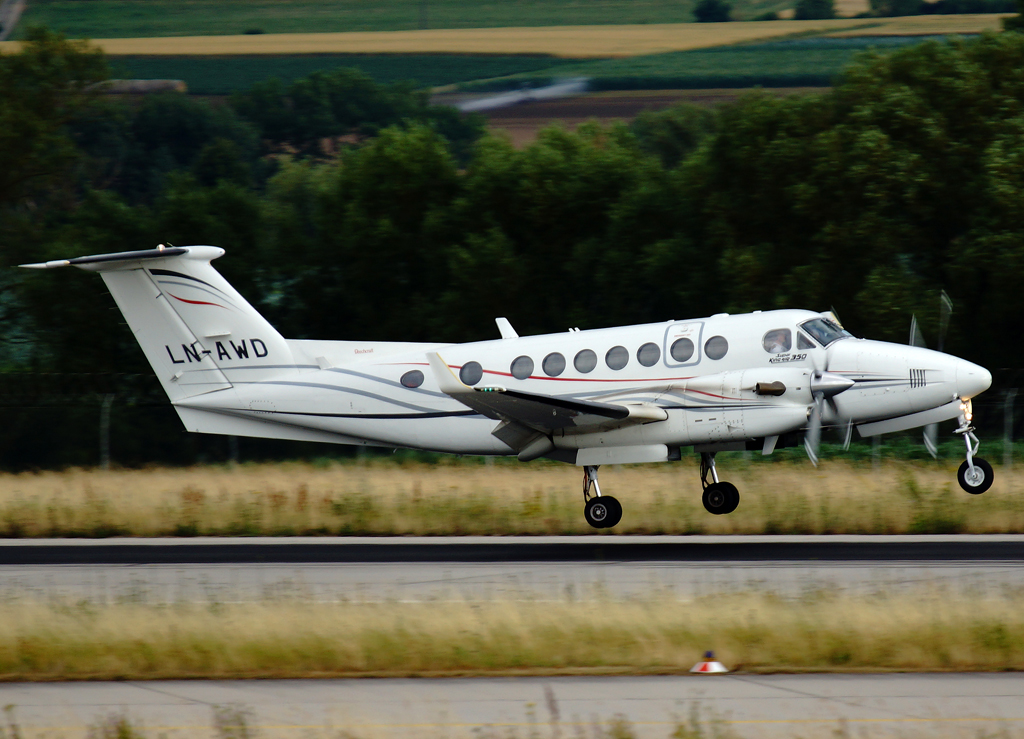 LN-AWD (FL-256) 1999 Beechcraft B300