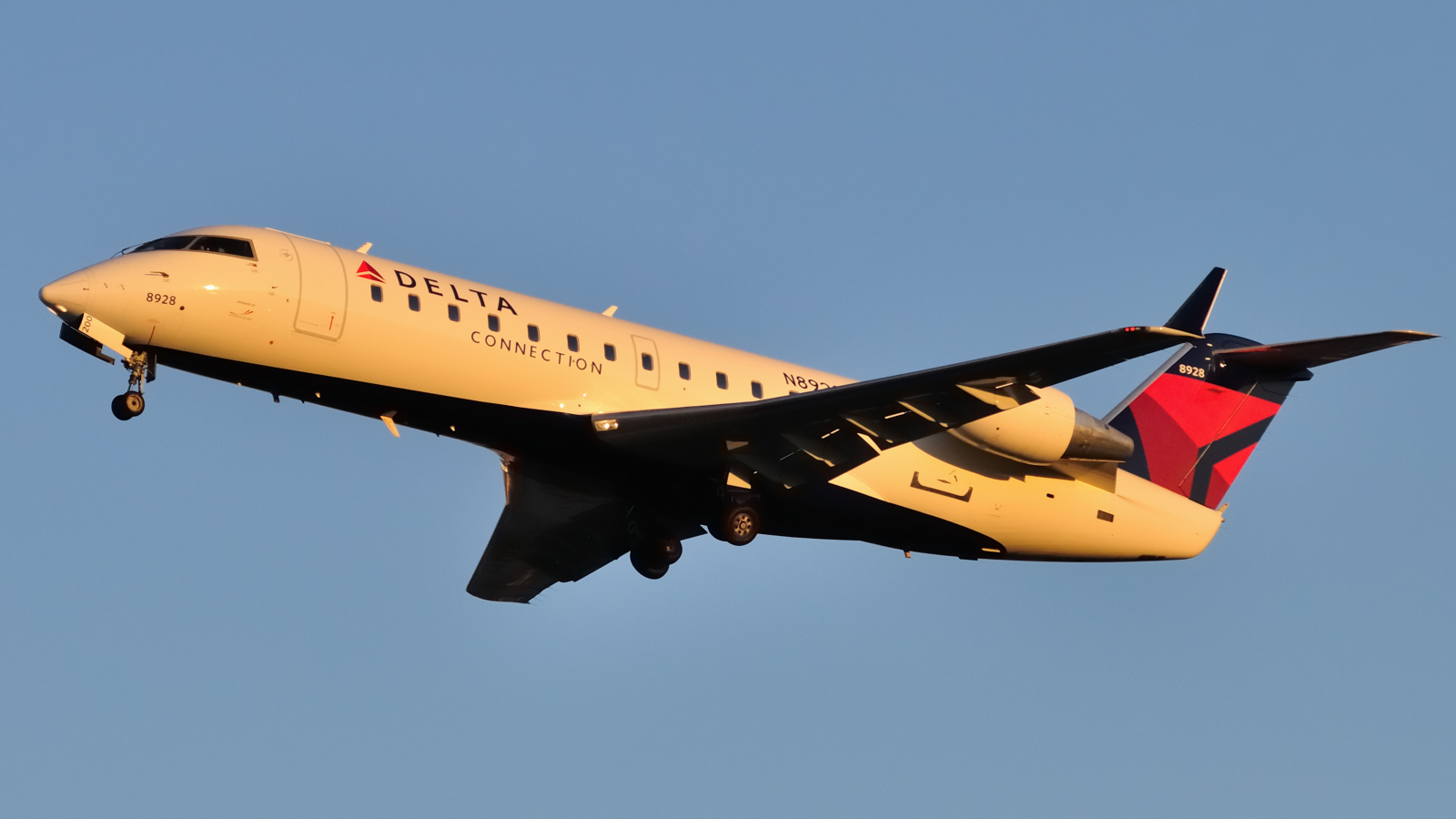 N8928A · Bombardier CRJ-200LR · (YUL / CYUL)