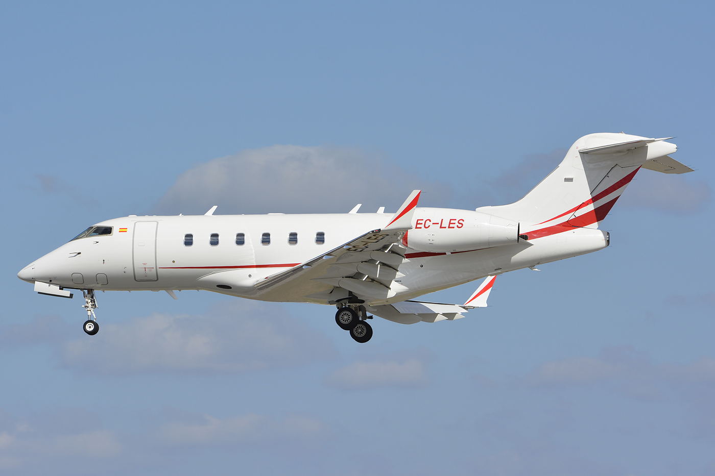 EC-LES · Bombardier BD-100-1A10 Challenger 300 · (LIS / LPPT)