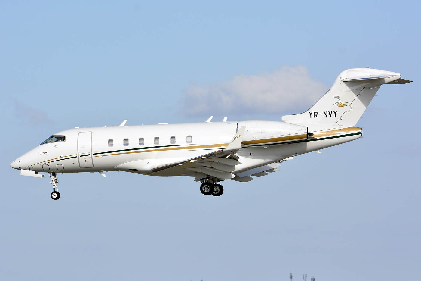 YR-NVY · Bombardier BD-100-1A10 Challenger 300 · (LIS / LPPT)