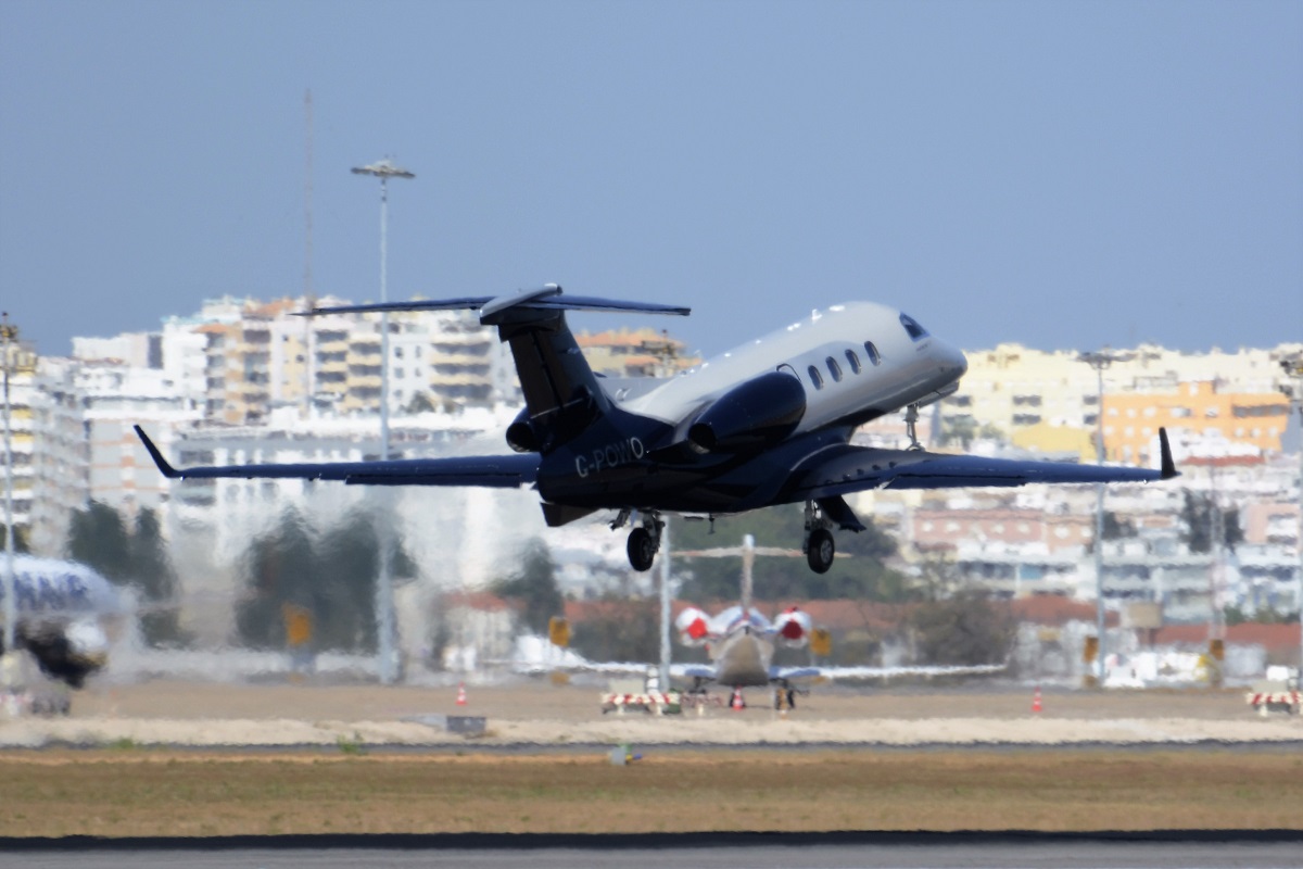 G-POWO · Embraer EMB-505 Phenom 300 · (FAO/ LPFR)