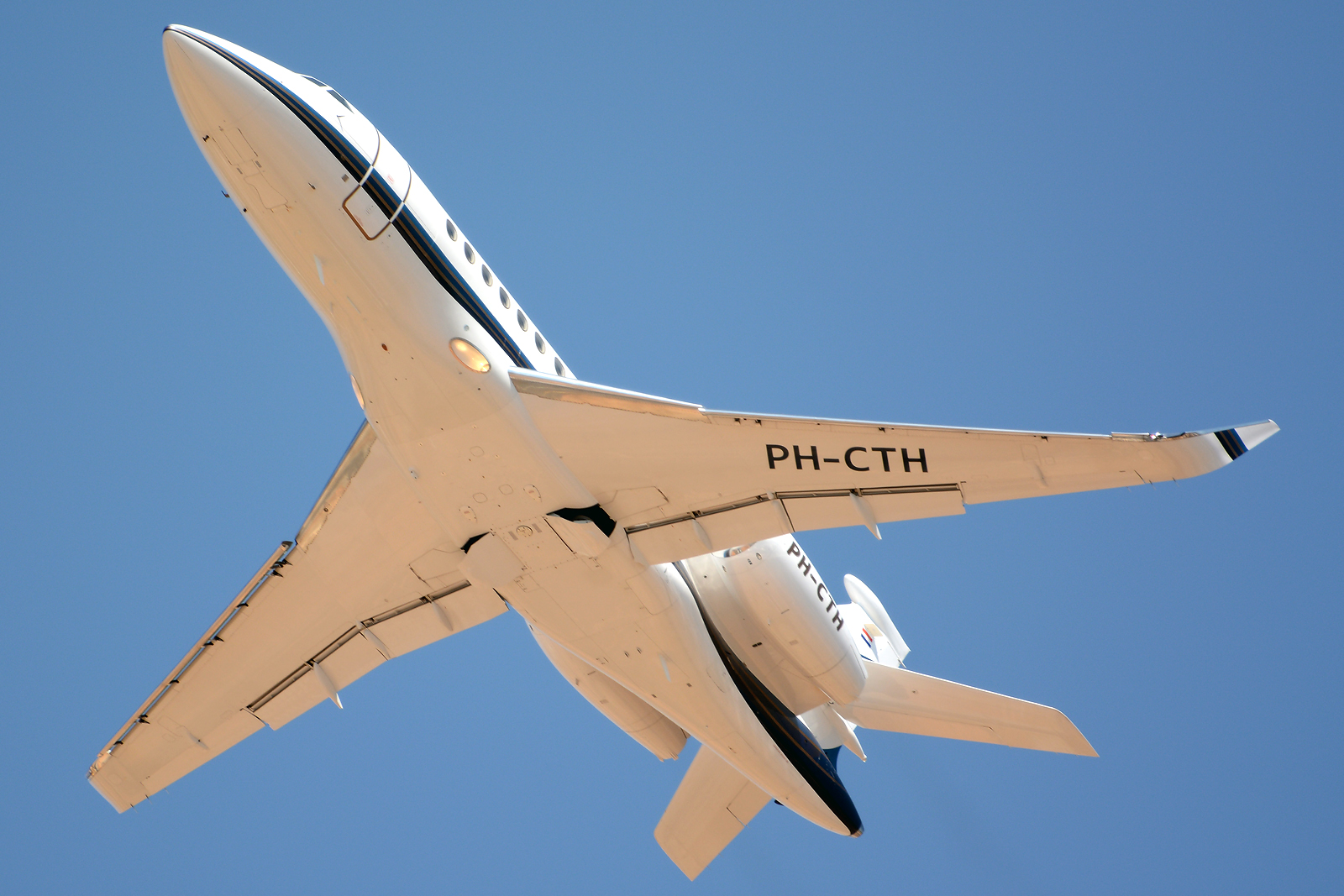 PH-CTH · Dassault Falcon 2000LX · (FAO / LPFR)
