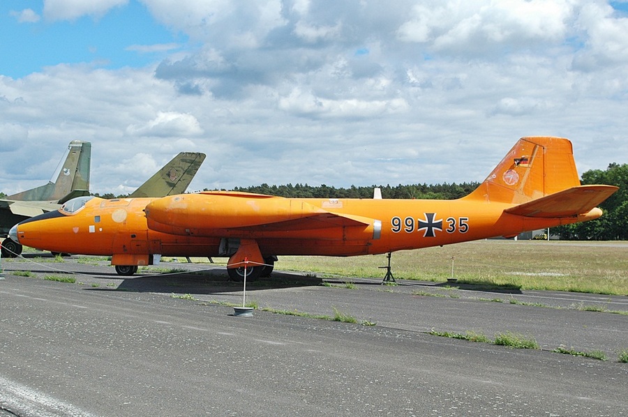 99+35 · English Electric Canberra B2 · (GWW / EDUG)