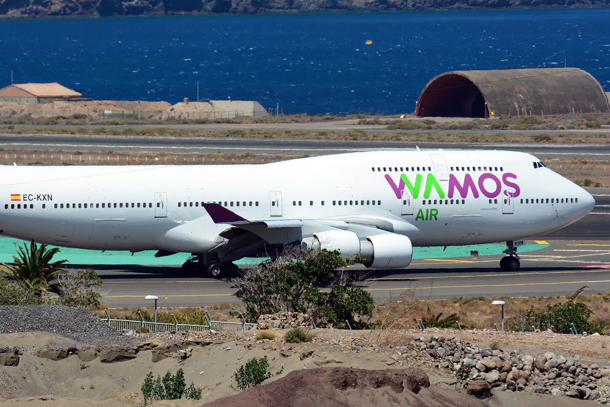 EC-KXN (cn 25703) Boeing 747-4H6