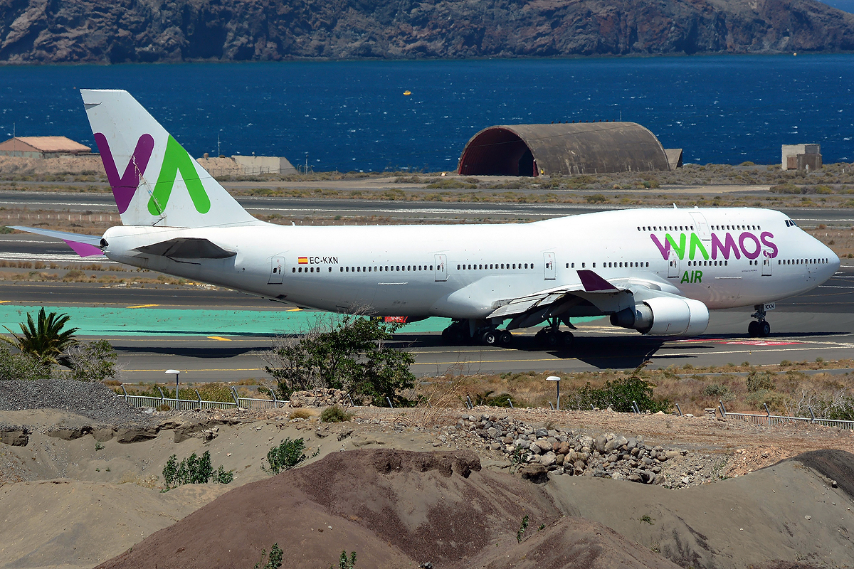 EC-KXN (cn 25703) Boeing 747-4H6