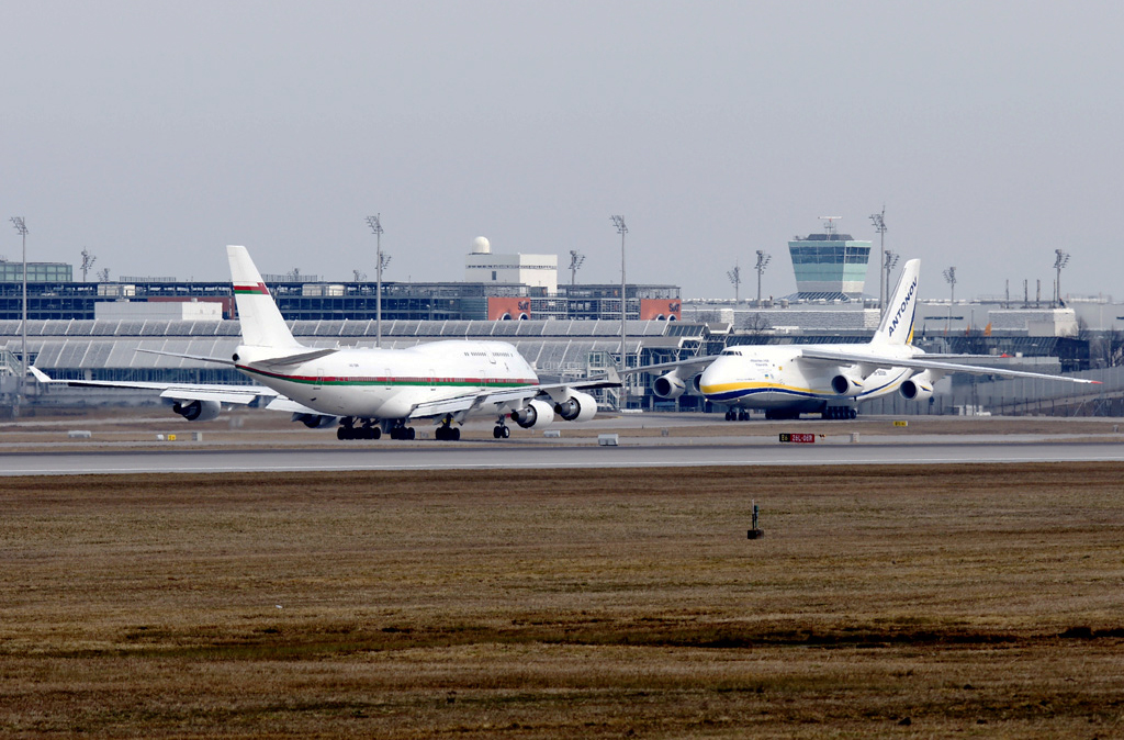 A4O-OMN (32445) 2001 Boeing 747-430