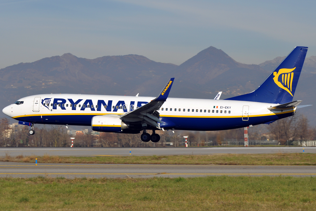 EI-EKY (35031) 2010 Boeing 737-8AS WL