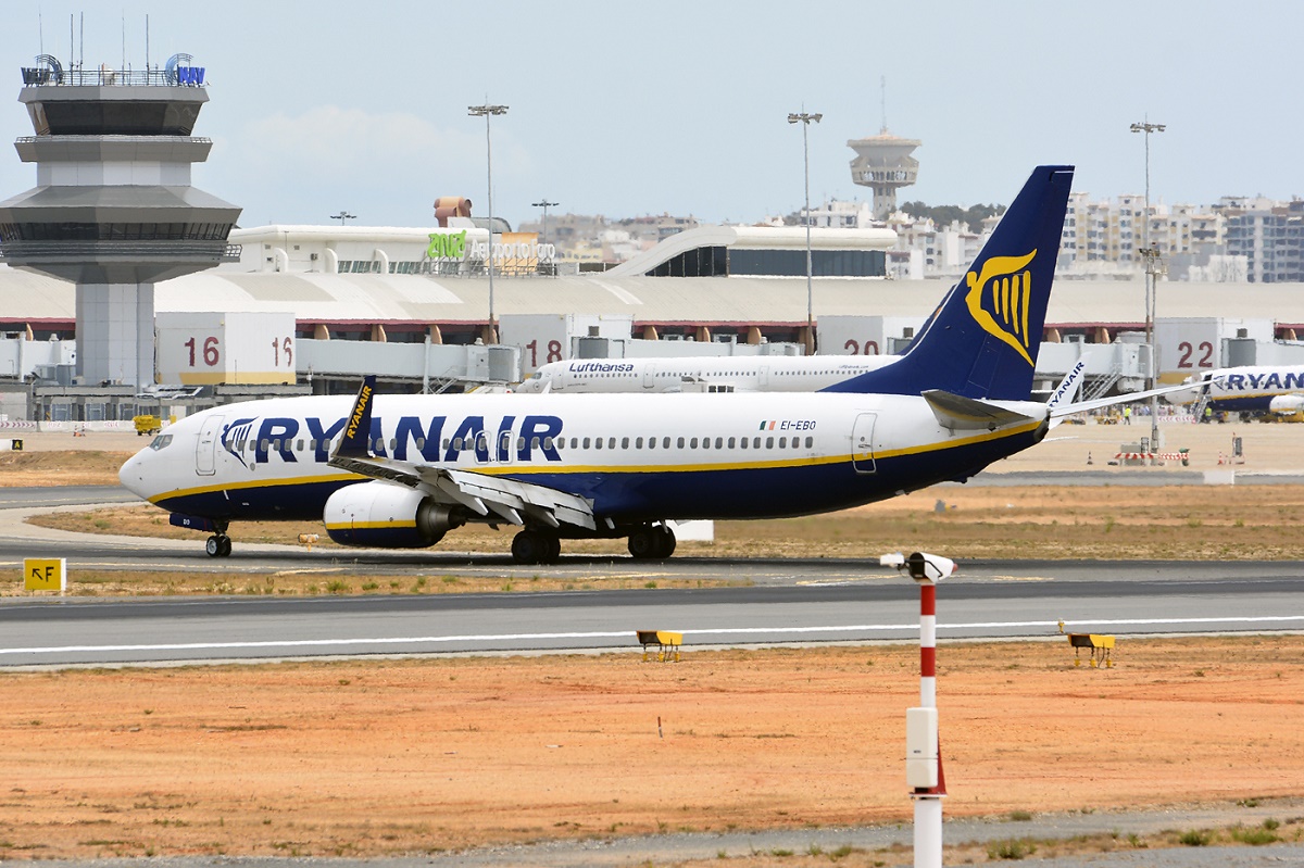EI-EBO · Boeing 737-8AS · (FAO / LPFR)