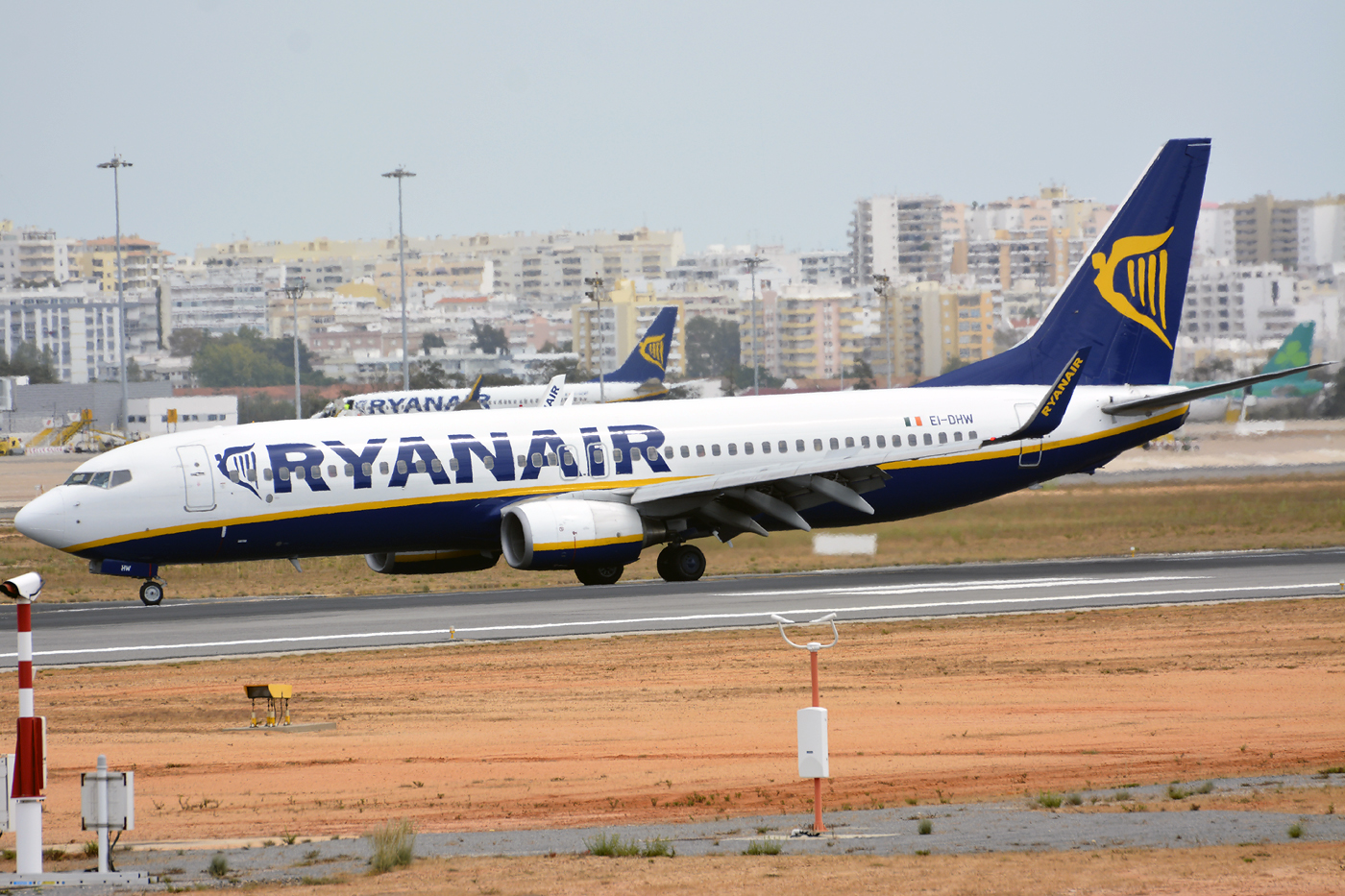 EI-DHW · Boeing 737-8AS(WL) · (FAO / LPFR)