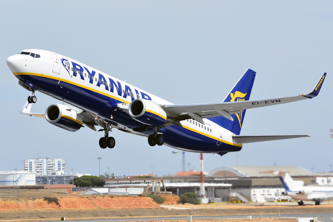 EI-EVN · Boeing 737-8AS(WL) · (FAO / LPFR)
