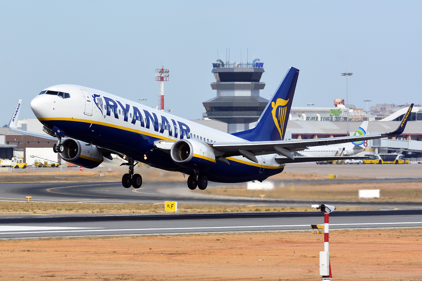 EI-DHW · Boeing 737-8AS(WL) · (FAO / LPFR)