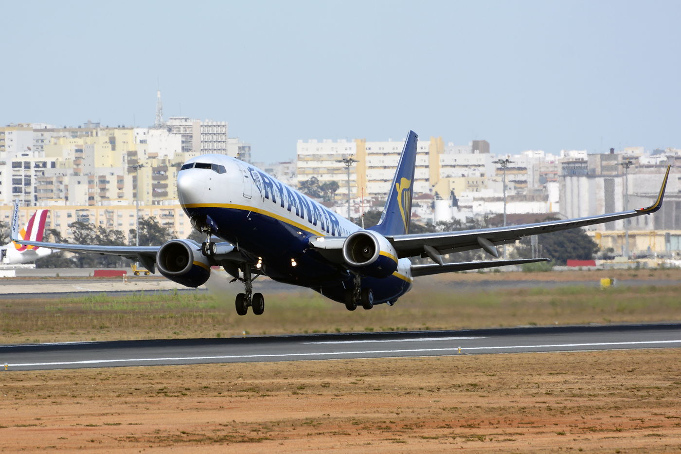 EI-DCW · Boeing 737-8AS(WL) · (FAO / LPFR)