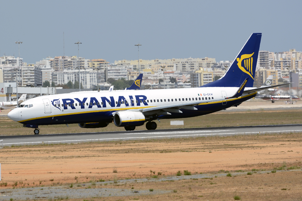 EI-EKW · Boeing 737-8AS(WL) · (FAO / LPFR)