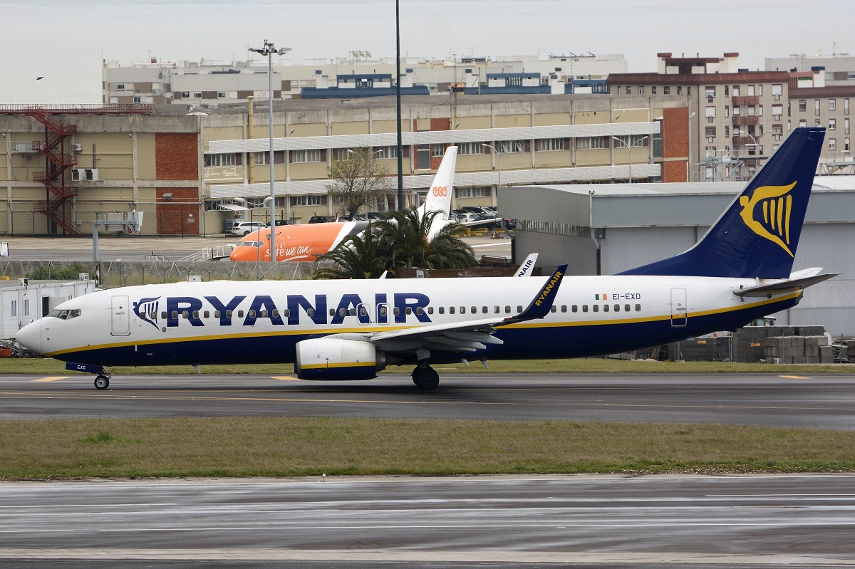 EI-EXD · Boeing 737-8AS · (LIS / LPPT)