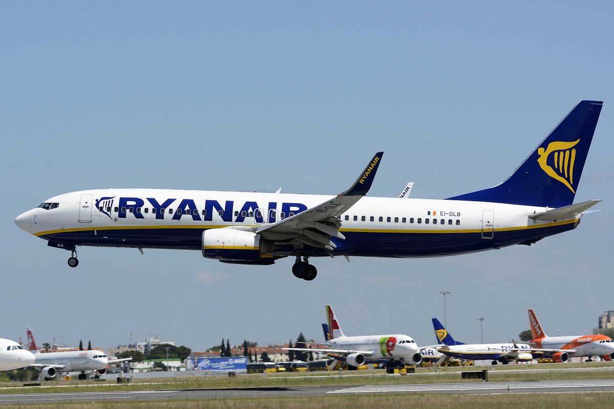 EI-DLB · Boeing 737-8AS(WL) · (LIS / LPPT)