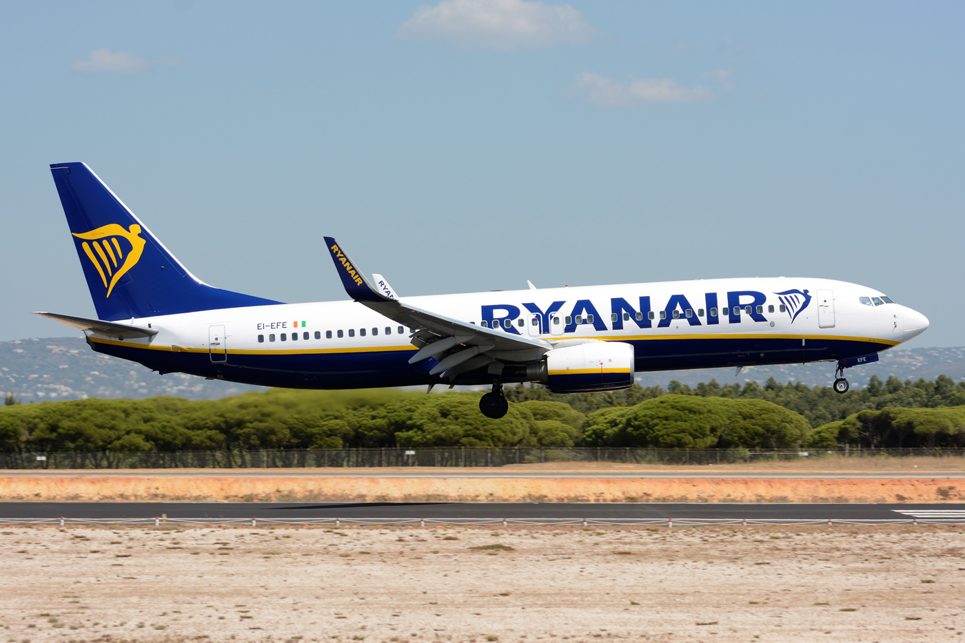 EI-EFE · Boeing 737-8AS(WL) · (FAO / LPFR)