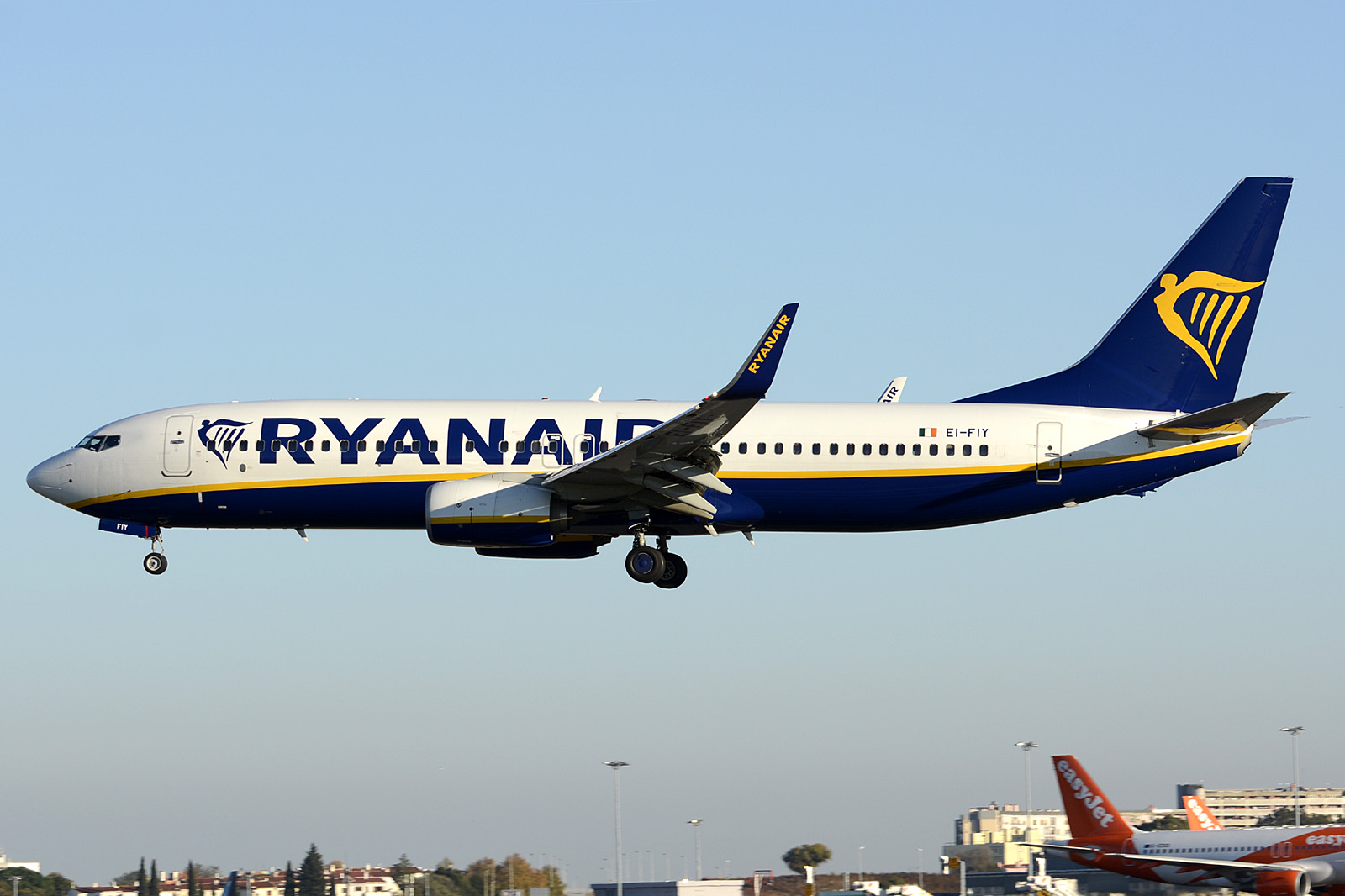EI-FIY · Boeing 737-8AS(WL) · (LIS / LPPT)