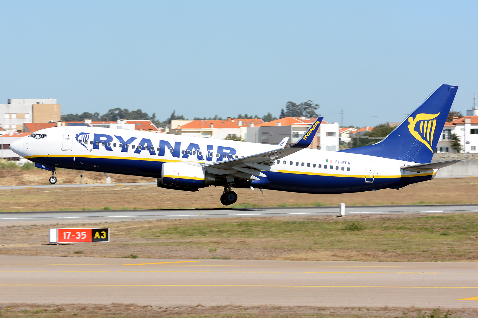 EI-EFR (37541) 2009 Boeing 737-8AS(WL)
