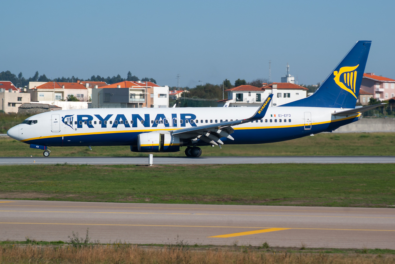 EI-EFD · Boeing 737-8AS(WL) · (OPO / LPPR)