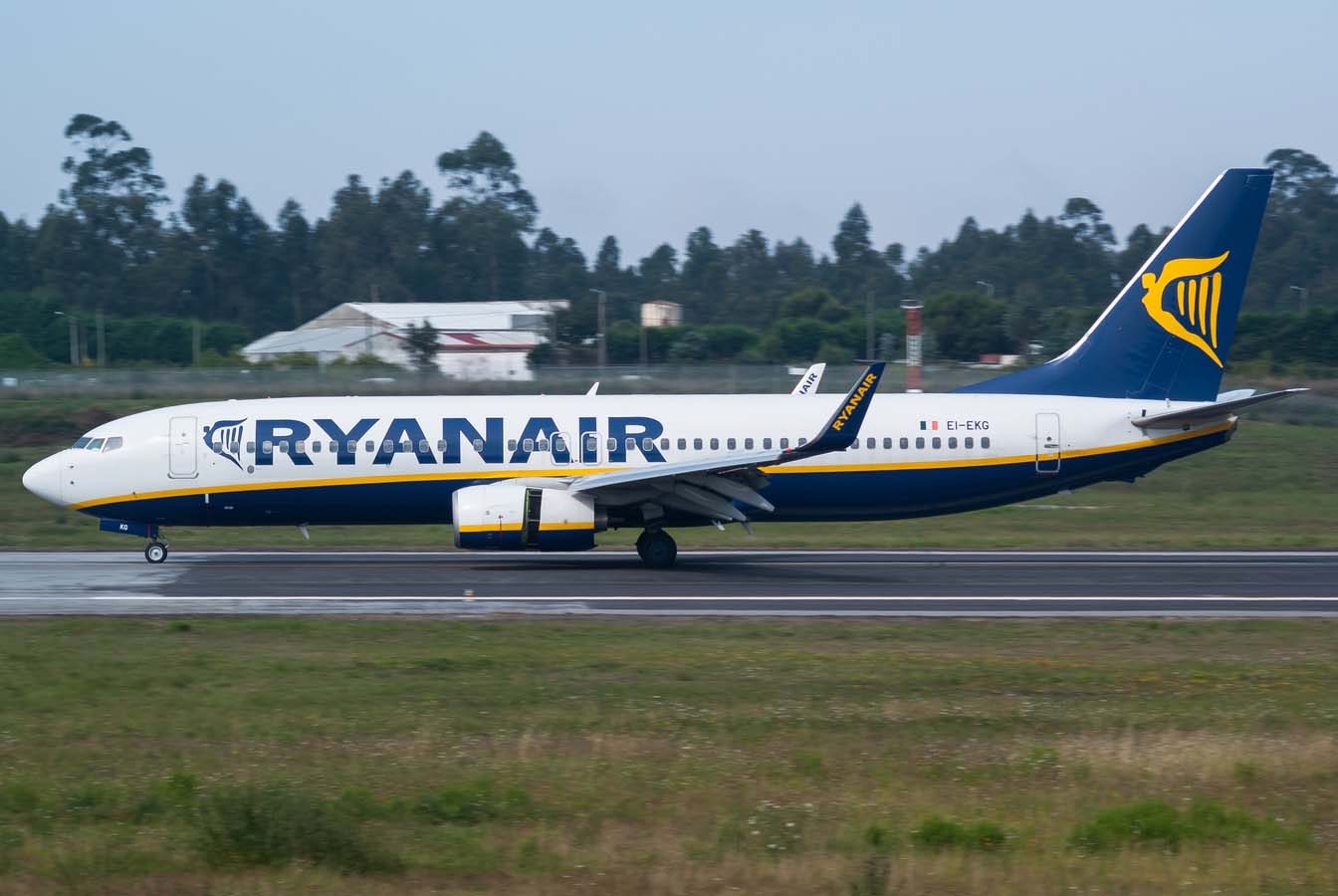 EI-EKG · Boeing 737-8AS(WL) · (OPO / LPPR)