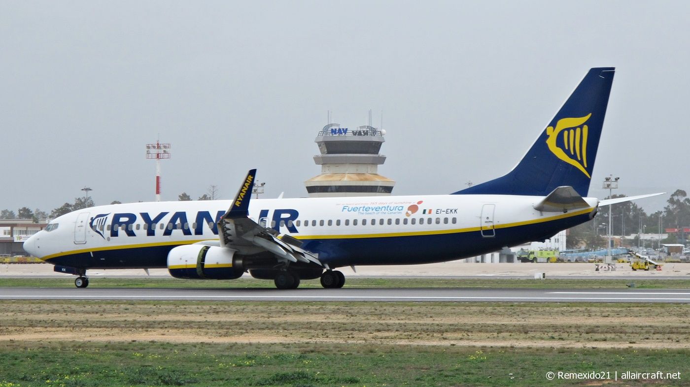 EI-EKK (38500) 2010 Boeing 737-8AS(WL)
