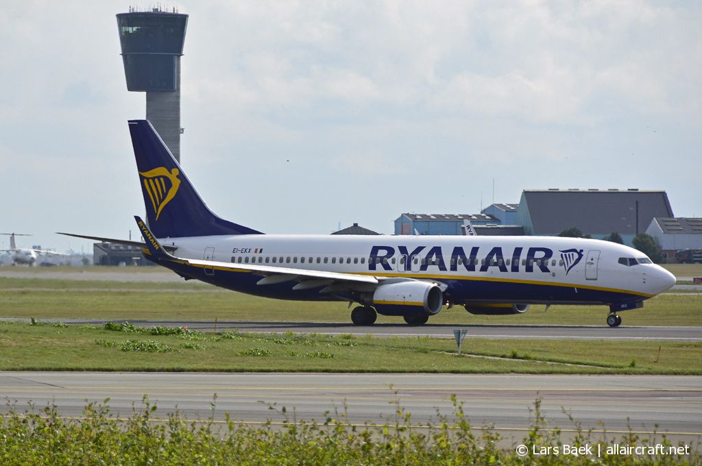 EI-EKX (35030) 2010 Boeing 737-8AS(WL)