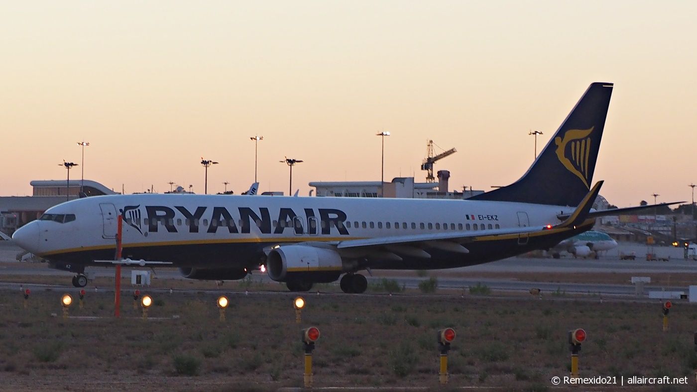 EI-EKZ (38508) 2010 Boeing 737-8AS(WL)