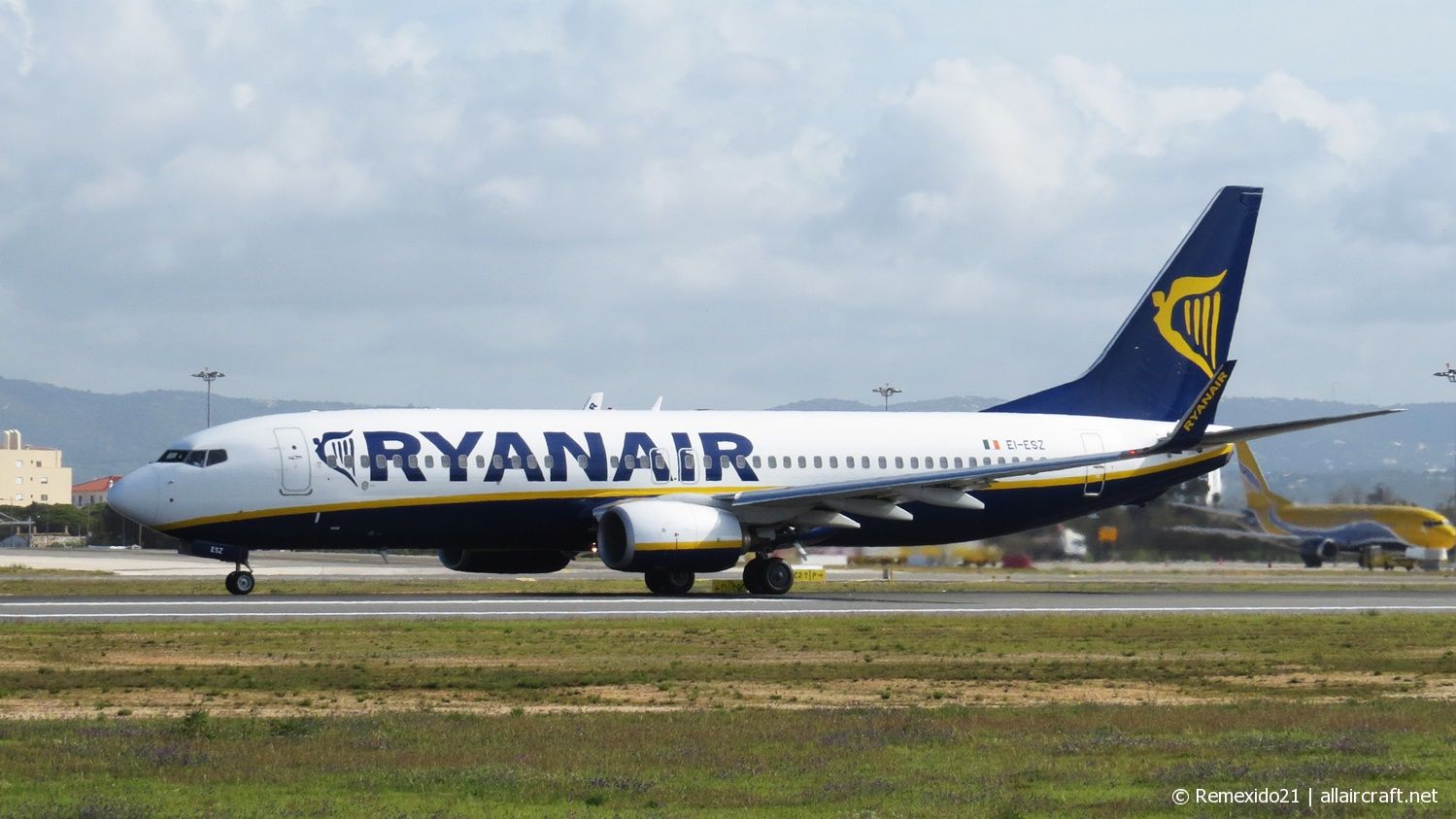 EI-ESZ · Boeing 737-8AS(WL) · (FAO / LPFR)