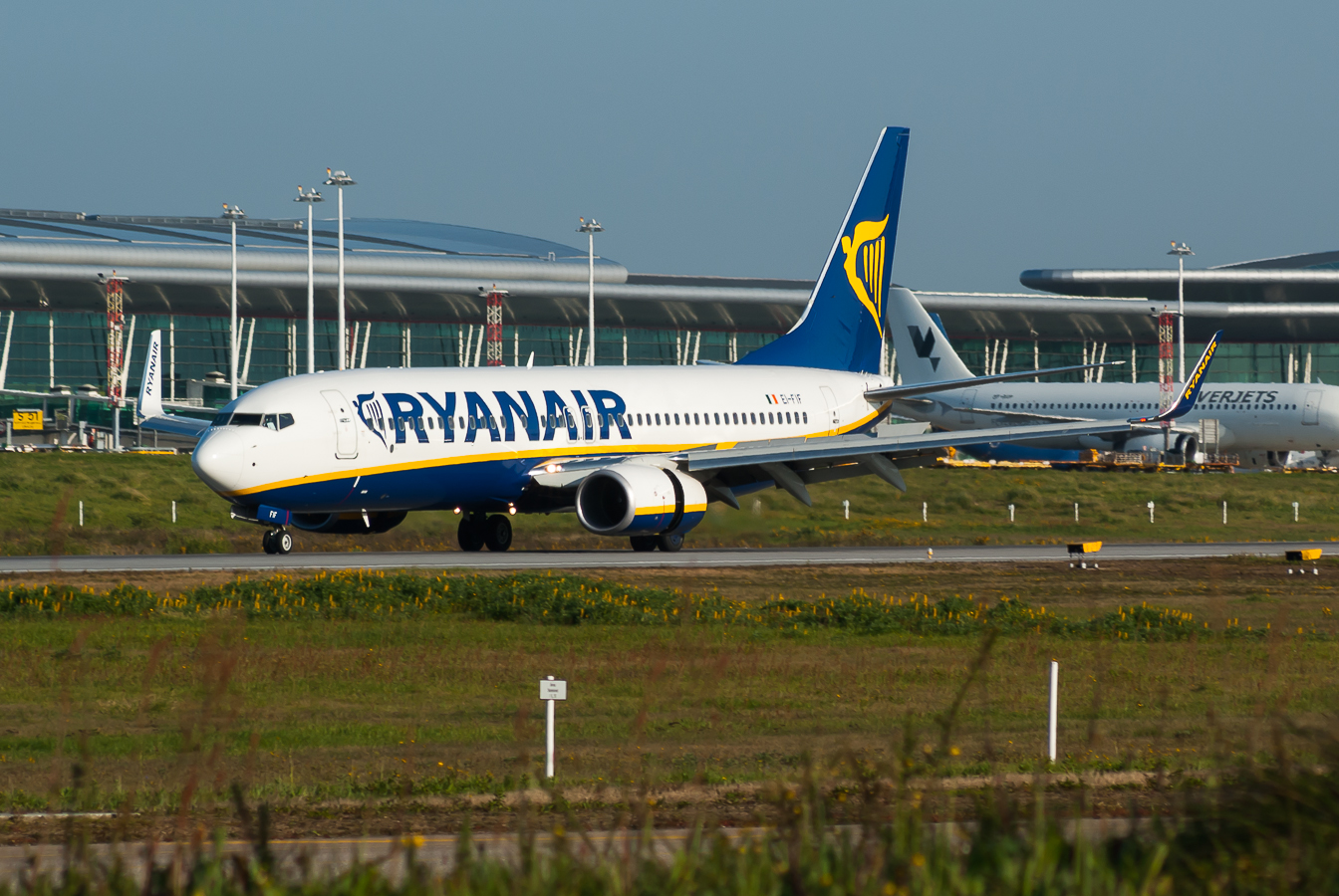 EI-FIF · Boeing 737-8AS(WL) · (OPO / LPPR)